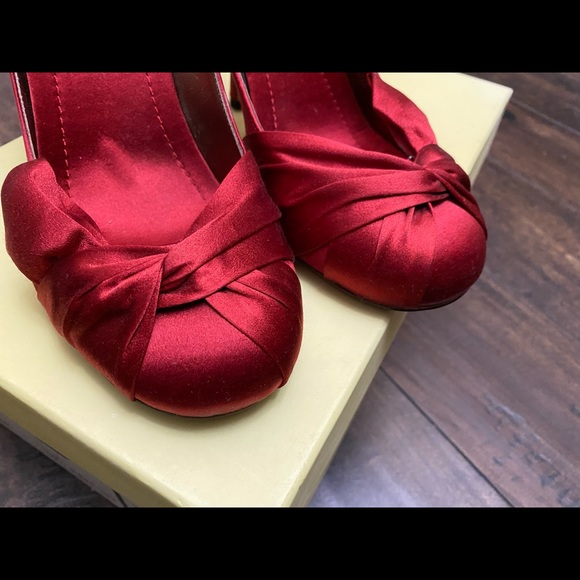 Gorgeous Red Satin Heels 👠 - Picture 5 of 13